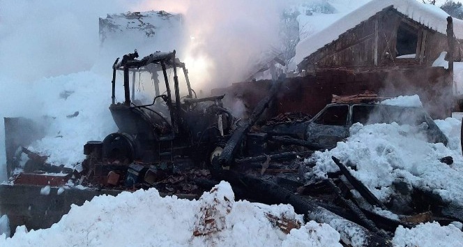 Kastamonu’da çıkan yangın traktör ve otomobili kül etti