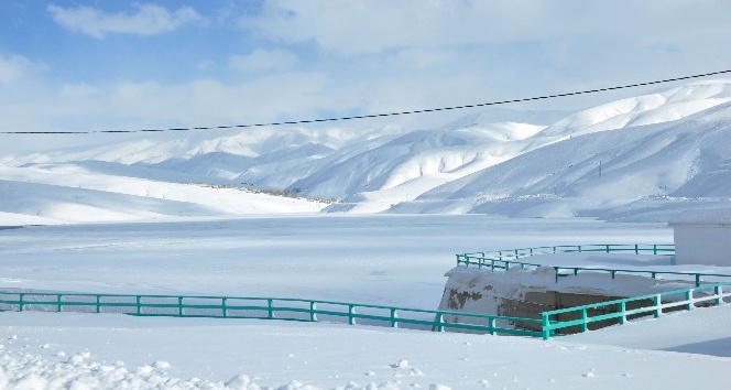 Yüksekova’daki Dilimli Barajı dondu