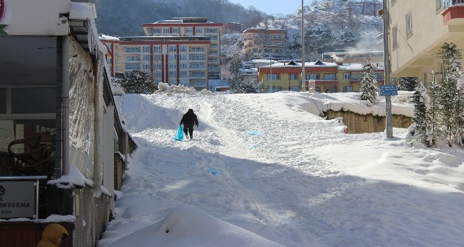 Faciadan dönülen yokuşta çocuklar kaymaya devam ediyor