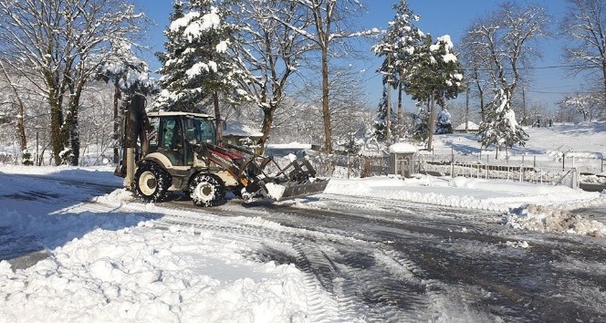 Başkan Şahin okulların bahçelerini kardan temizletiyor