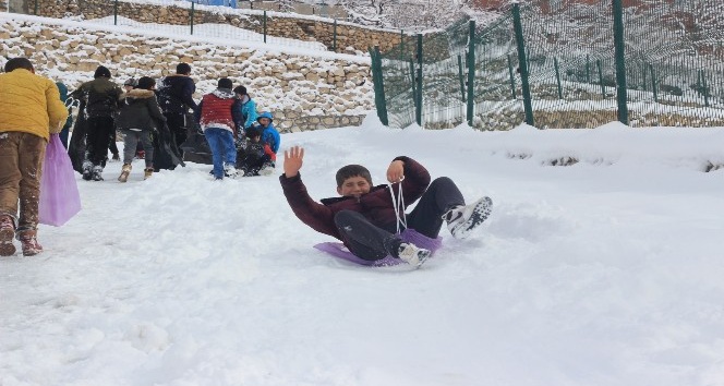 Siirt’te öğrenicilerin tatil sevinci karla birleşti