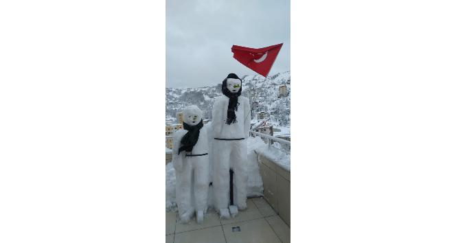 Rizeli Halil Kazdal 8. katta kardan adam yaptı