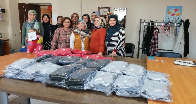 HEM kursiyerleri İdlip’teki çocuklar için elbise dikti