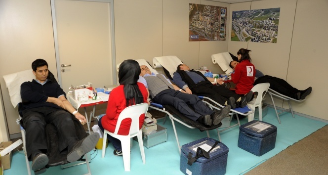 İhlas Holding çalışanlarından Kızılay’a kan bağışı