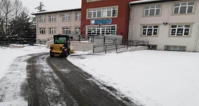 Okul önlerindeki karlar temizlendi