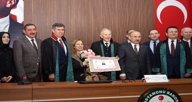 Türkiye’nin en yaşlı avukatı cübbesini giydi