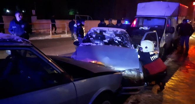 Kontrolden çıkan otomobil park halindeki otomobile çarptı: 4 yaralı