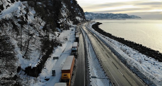 Gürcistan yolunda tır sürücülerinin kış çilesi