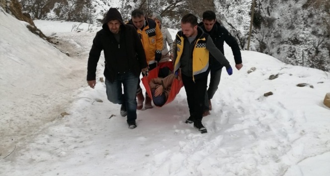 Kar nedeniyle mahsur kalan hastaya saatler sonra ulaşıldı