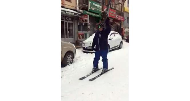 Karla kaplı yolda kayak keyfi