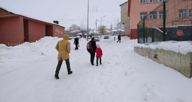 Bingöl’ün Karlıova ve Kigı ilçelerinde okullara kar tatili