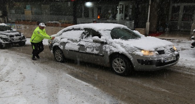 Artvin’de etkili olan kar yağışı trafiği felç etti