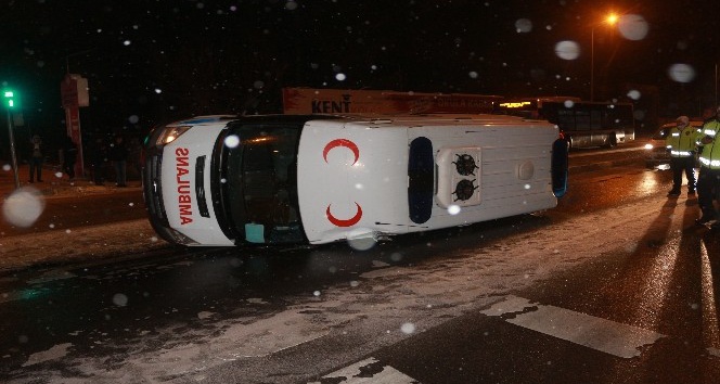 Buzlu yolda takla atan ambulans 2 otomobile çarptı