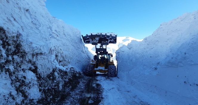 Yüksekova’da 6 Metreyi Bulan Kar Tünelleri Şaşırttı