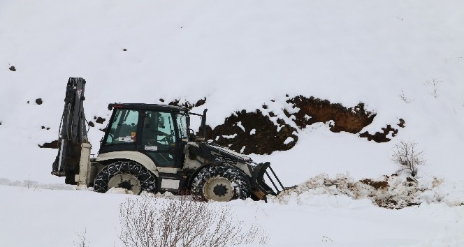 Erzincan’da kar ve tipiden kapanan yollar açılıyor
