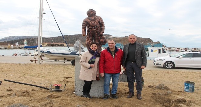 Süngerci heykeli, Gökçeada’daki yerini aldı