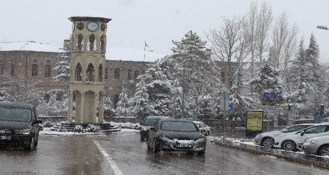 Aksaray’da kar yağışı nedeniyle eğitime 1 gün ara verildi