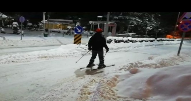 Erzincanlı gençler sokakları kayak pistine çevirdi