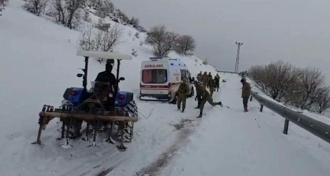 Hasta almaya giden ambulans kara saplandı, yardımına Mehmetçik ve köylüler yetişti