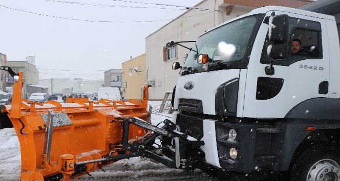 Belediye Başkanı Arı, kar küreme aracı ile yolları açtı