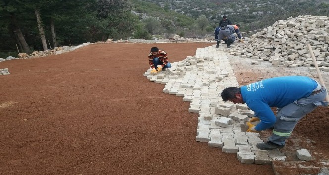 Alanya’daki mezarlıklarda kapsamlı temizlik