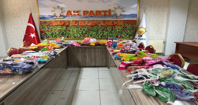 AK Parti üyelerinden depremzede çocuklara oyuncak