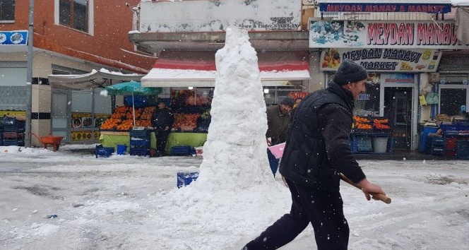 Hem dükkanlarının önünü temizlediler hem de kardan adam yaptılar