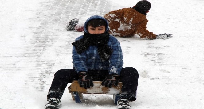 Bingöl’de kar çocuklara eğlence oldu