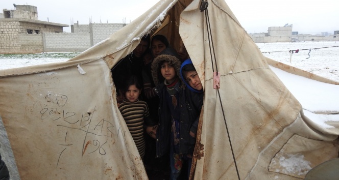 İdlib’den kaçan Suriyeliler kar ve soğukla mücadele ediyor