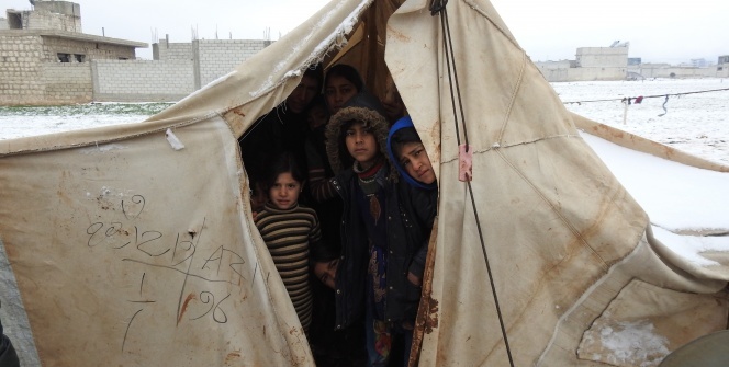 İdlib’den kaçan Suriyeliler kar ve soğukla mücadele ediyor