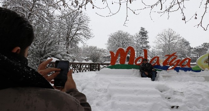 Malatya kent merkezine yıllar sonra yağan kar sevinçle karşılandı