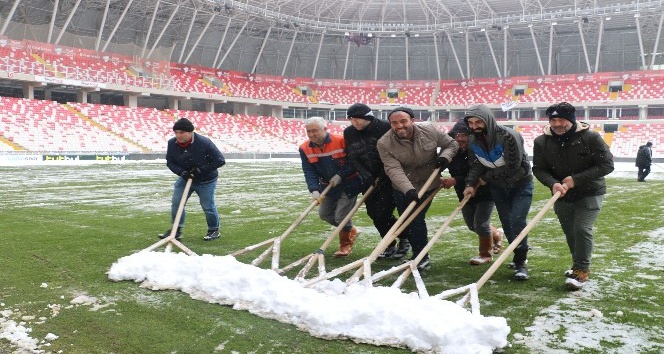 Sivas 4 Eylül Stadyumu kardan temizleniyor
