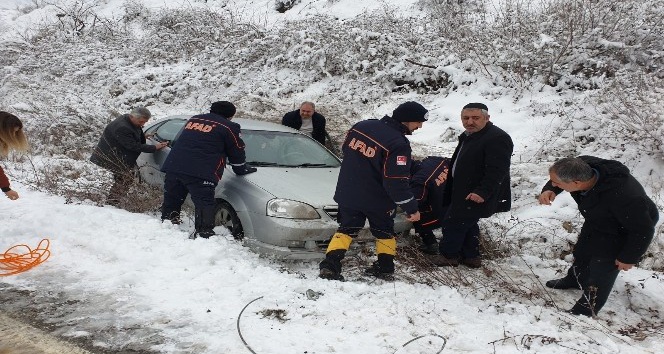 Kayganlaşan yoldan şarampole sürüklenen aracı AFAD ekipleri kurtardı