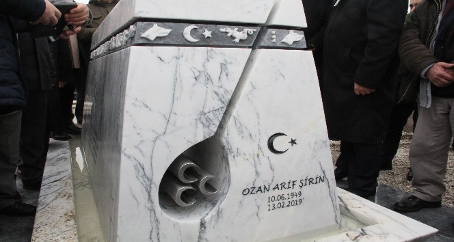 Ozan Arif mezarı başında anıldı