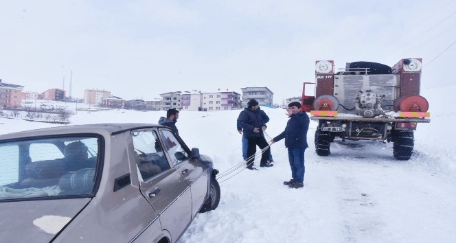 Başkan Ergü karda mahsur kalan aracı kurtardı