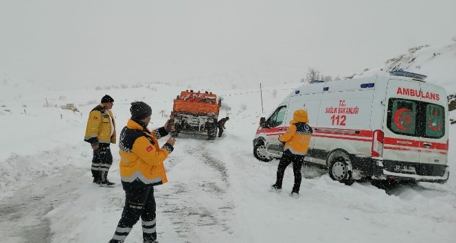 Sağlık ekipleri zorlu kış koşullarıyla mücadele ediyor