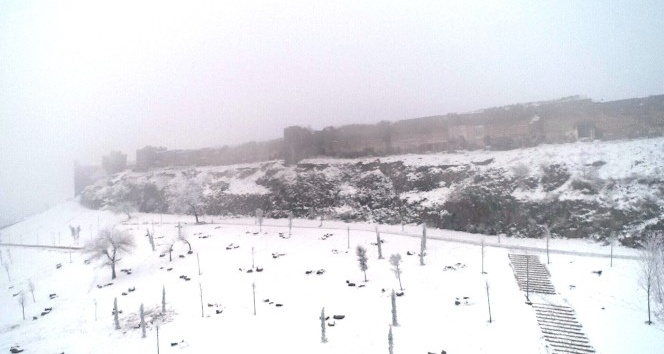 Diyarbakır’da kar esareti sürüyor