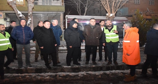 Başkan Beyoğlu gece yarılarına kadar kar temizleme mesaisinde