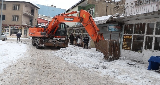 Ağrı Belediyesi karla mücadele çalışmalarına devam ediyor