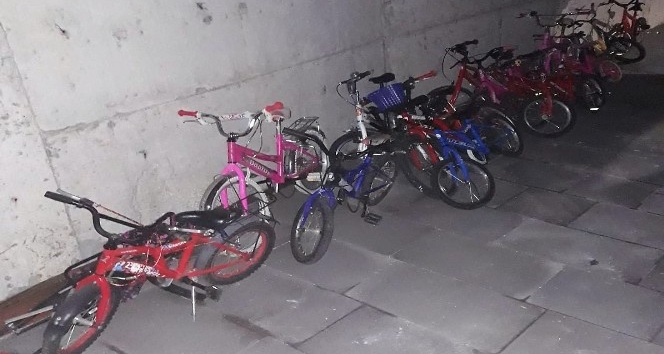 Bisiklet ve bebek arabaları çalan hırsız tutuklandı