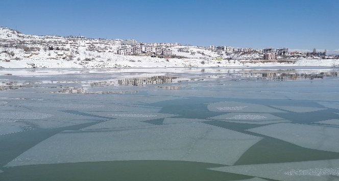 Tunceli’de baraj gölünün bir bölümü buz tuttu