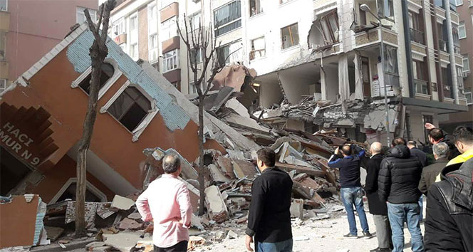 İstanbul Valiliğinden çöken binaya ilişkin açıklama