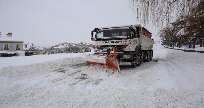 Sivas kent merkezinde kar temizleme çalışmaları aralıksız devam ediyor
