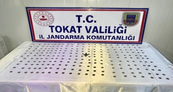 Evinden tarihi haç ve 232 adet sikke çıktı