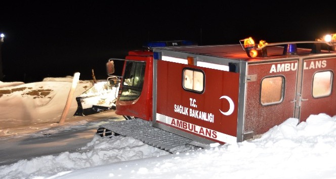 Bitlis’teki çetin kış şartlarında hastaların imdadına paletli ambulanslar yetişiyor