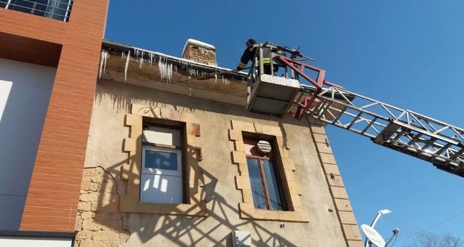 Bayburt Belediyesi, çatılarda oluşan buz sarkıtlarını kırıyor