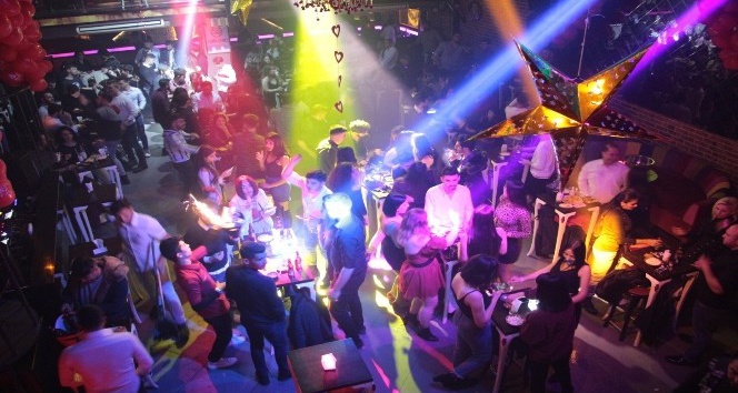 Sevgililer Günü’nde eğlence mekanları doldu taştı