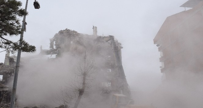 Malatya’da deprem öncesi boşaltılan binalar da yıkılıyor