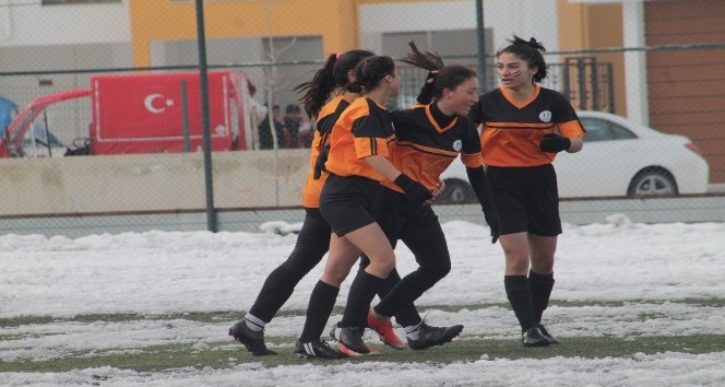 Kadınlar Futbol Ligi: Anadolu Yıldızları: 4 - Mezitli Mercanspor: 1