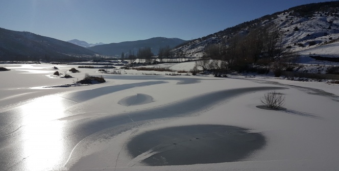 Yüzeyi buz tutan göl kartpostallık görüntüler oluşturdu